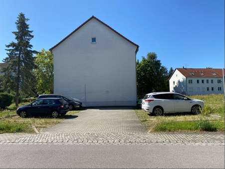 Nordansicht mit Stellplatzanlage Nordansicht mit Stellplatzanlage - Erdgeschosswohnung in 02827 Görlitz mit 68m² kaufen