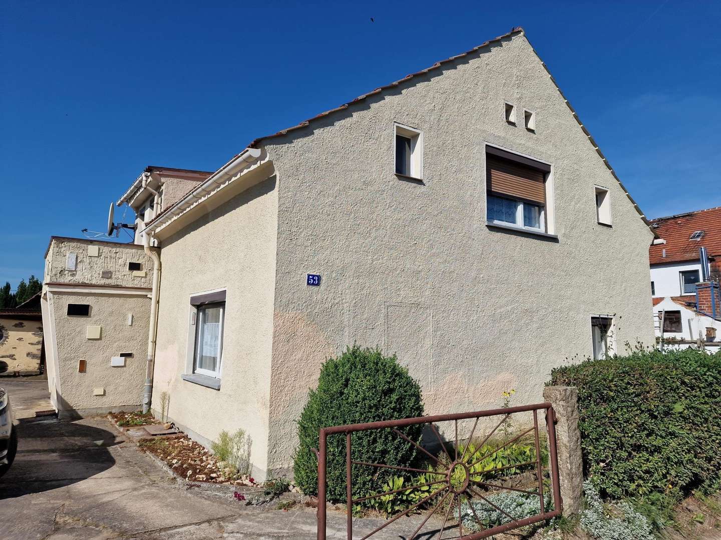 Ostansicht mit Einfahrt Ostansicht mit Einfahrt - Einfamilienhaus in 02894 Reichenbach mit 165m² kaufen