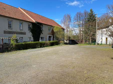 Parkplatz vor dem Objekt - Zweifamilienhaus in 02779 Großschönau mit 680m² kaufen