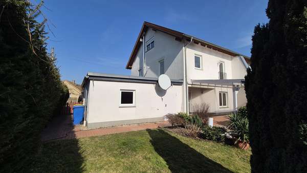 Blick auf die Garagen - Doppelhaushälfte in 02957 Krauschwitz mit 210m² kaufen