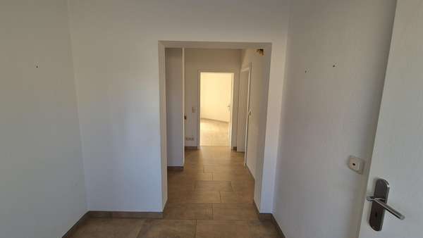 EG-Blick in den Flur - Doppelhaushälfte in 02957 Krauschwitz mit 210m² kaufen
