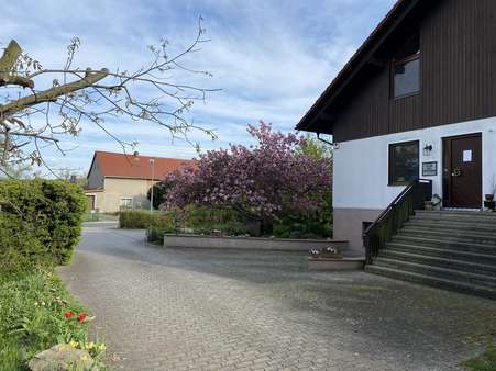 Einfahrt mit Parkplätzen - Bürohaus in 02906 Waldhufen mit 93m² kaufen