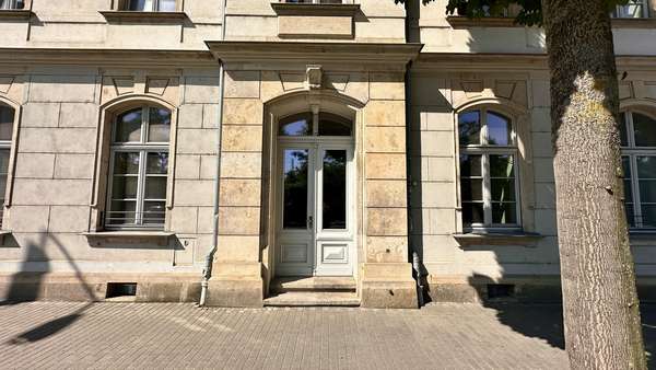 Haupteingang Straßenseite - Dachgeschosswohnung in 01097 Dresden mit 104m² kaufen
