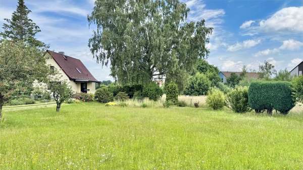 Garten vor dem Haus Garten vor dem Haus - Einfamilienhaus in 01328 Dresden mit 111m² kaufen