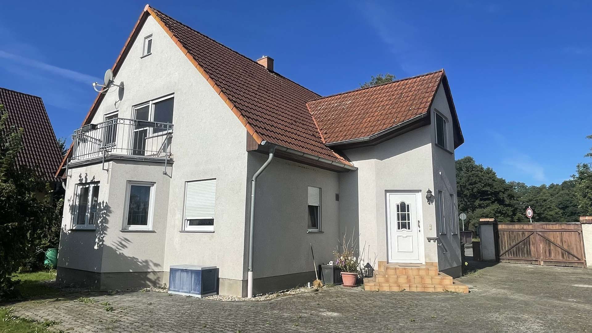Einfamilienhaus mit Einliegerwohnung - Einfamilienhaus in 02977 Hoyerswerda mit 192m² kaufen