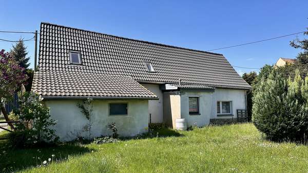 Außenansicht mit Grundstück - Einfamilienhaus in 01920 Elstra mit 76m² kaufen