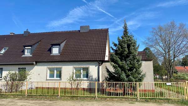 Hausansicht - Doppelhaushälfte in 02991 Lauta mit 151m² kaufen