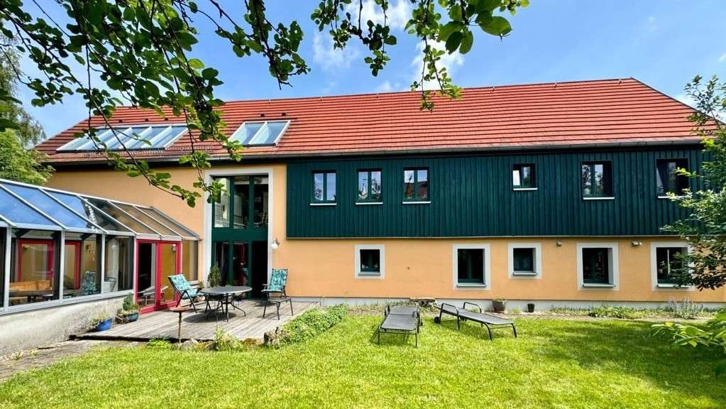 Blick auf Haus und Garten - Landhaus in 01465 Langebrück mit 250m² kaufen