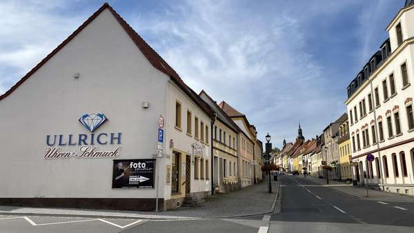 Giebelansicht und Straße - Einfamilienhaus in 01616 Strehla mit 127m² kaufen