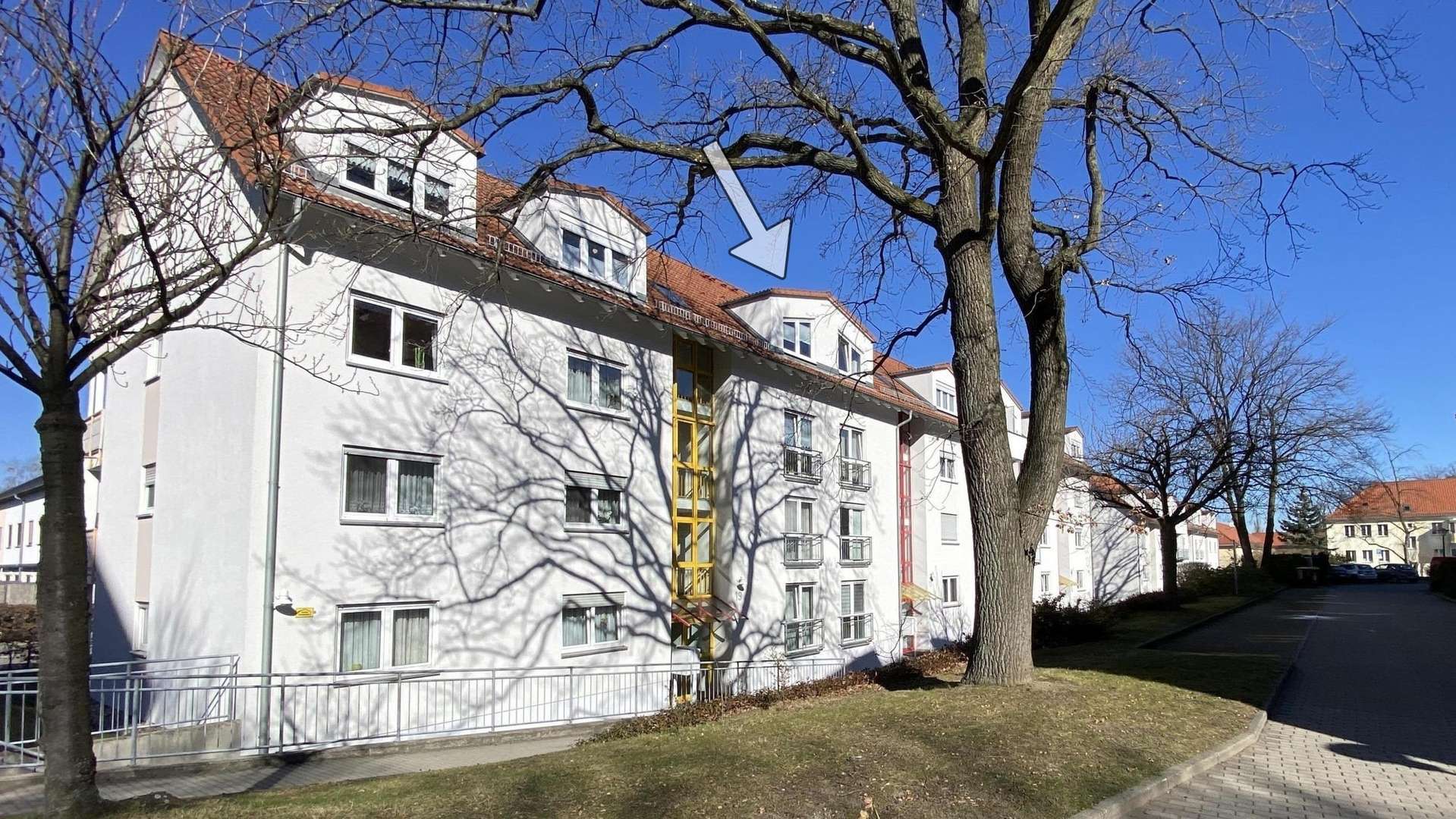 Ansicht mit Eingangsbereichen Ansicht mit Eingangsbereichen - Dachgeschosswohnung in 01796 Pirna mit 46m² als Kapitalanlage kaufen