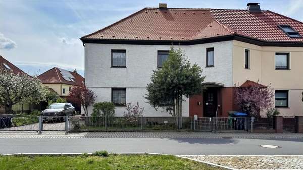 Straßenansicht - Zweifamilienhaus in 01609 Gröditz mit 169m² kaufen
