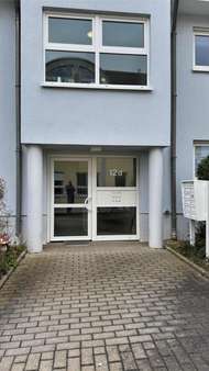 Hauseingang - Erdgeschosswohnung in 01445 Radebeul mit 59m² kaufen