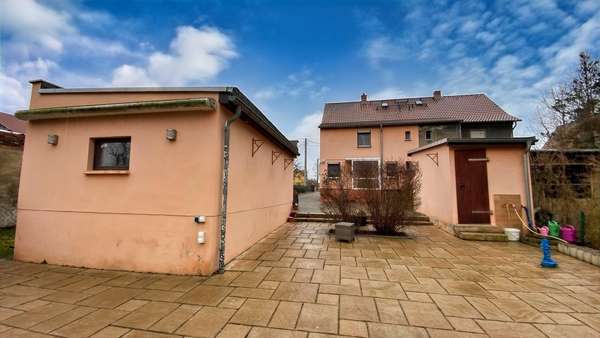 Rückseite mit Garage - Doppelhaushälfte in 01589 Riesa mit 100m² kaufen