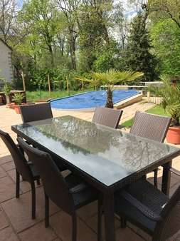 Sitzecke mit Blick zum Pool - Doppelhaushälfte in 01589 Riesa mit 100m² kaufen
