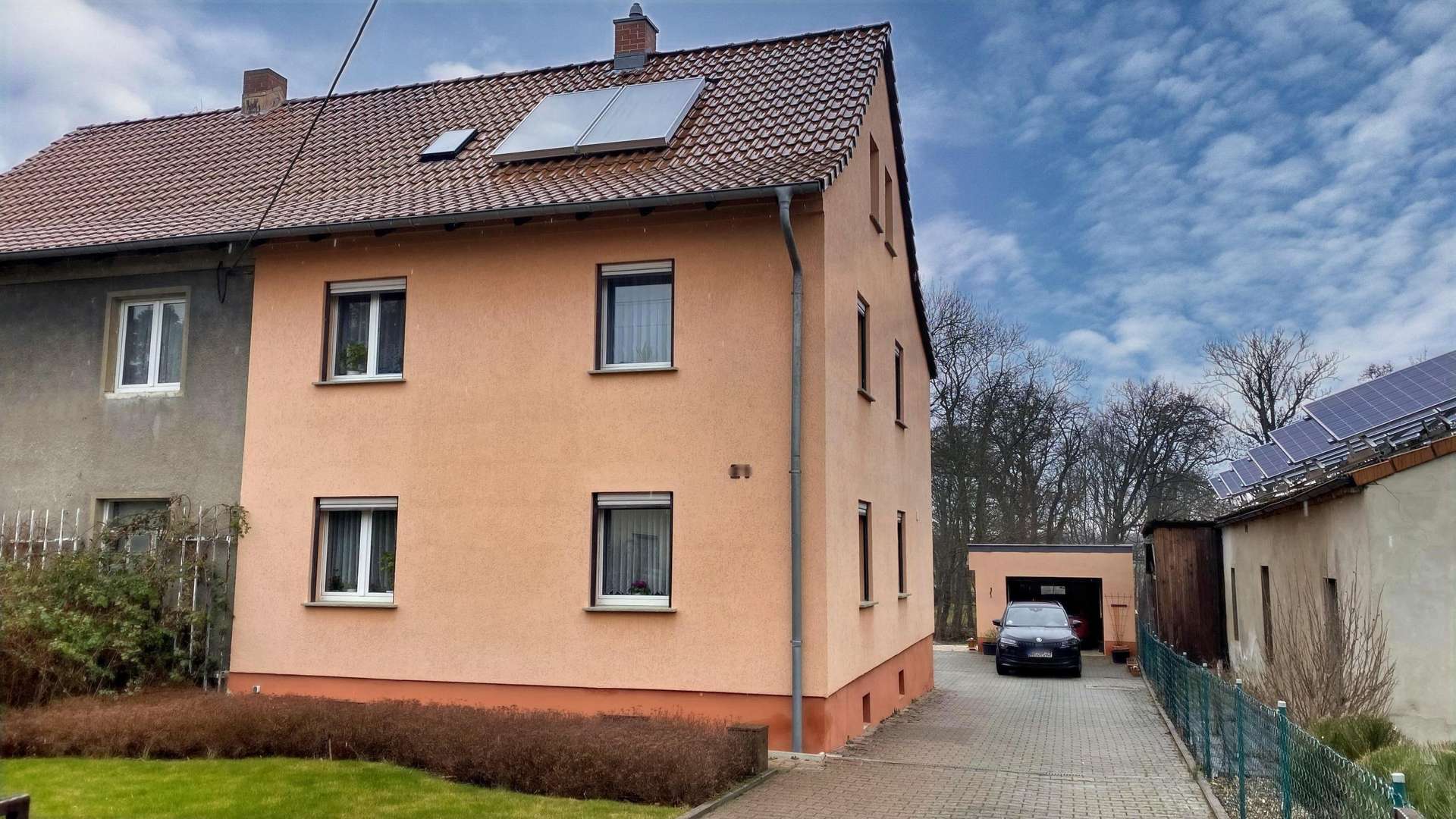 Straßenansicht mit Einfahrt - Doppelhaushälfte in 01589 Riesa mit 100m² kaufen