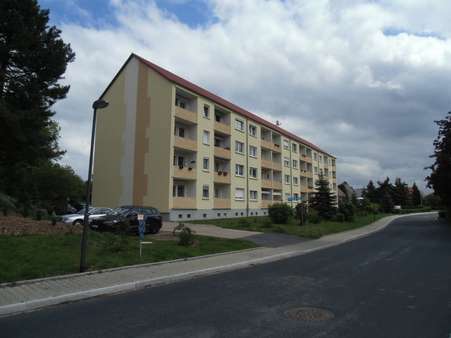 Straßenansicht links - Etagenwohnung in 01665 Klipphausen mit 53m² als Kapitalanlage kaufen