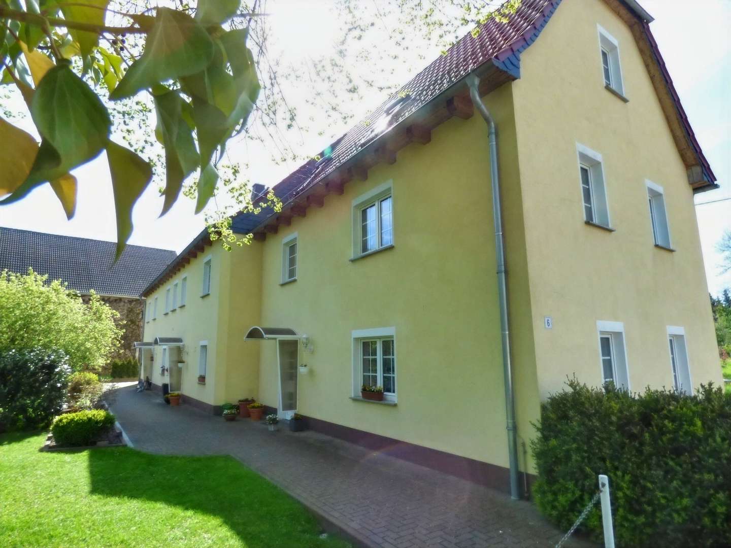 seitliche Hausansicht - Mehrfamilienhaus in 01594 Hirschstein mit 372m² als Kapitalanlage kaufen