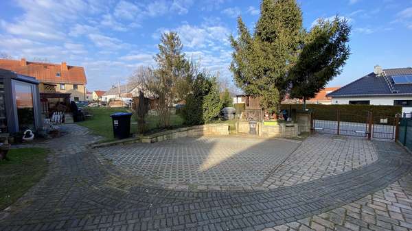 Hofeinfahrt mit Stellflächen Hofeinfahrt mit Stellflächen - Einfamilienhaus in 01728 Bannewitz mit 208m² kaufen