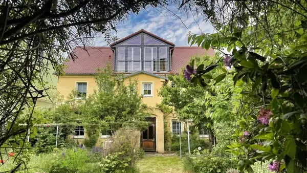 Großes Wohnhaus in dörflicher Atmosphäre