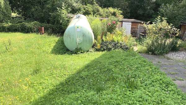Gartenbereich mit Flüssiggastank Gartenbereich mit Flüssiggastank - Mehrfamilienhaus in 04741 Roßwein mit 160m² als Kapitalanlage kaufen