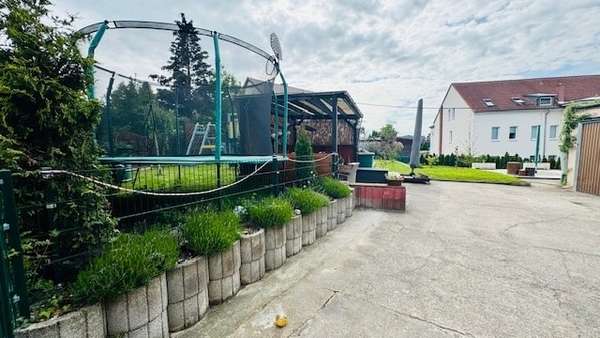 Hof und Grünfläche - Einfamilienhaus in 04552 Borna mit 138m² kaufen
