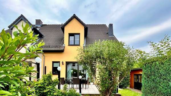 Hausansicht Gartenseite Hausansicht Gartenseite - Doppelhaushälfte in 09243 Niederfrohna mit 171m² kaufen