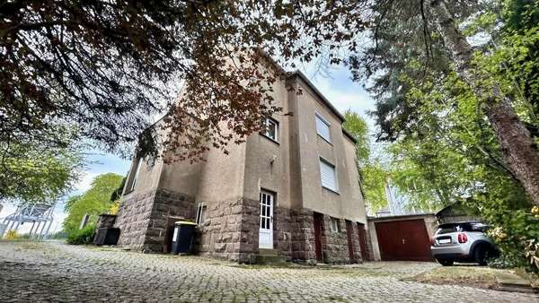 Rückseite mit Garagen - Zweifamilienhaus in 09212 Limbach-Oberfrohna mit 190m² kaufen