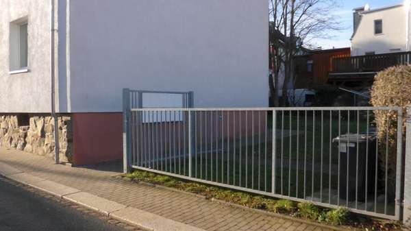 Zugang Innenhof Zugang Innenhof - Zwangsversteigerung Erdgeschosswohnung in 08393 Meerane mit 49m² kaufen