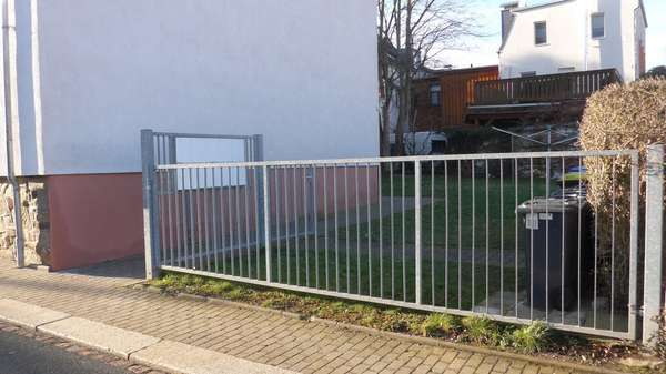 Zugang Innenhof Zugang Innenhof - Zwangsversteigerung Etagenwohnung in 08393 Meerane mit 49m² kaufen