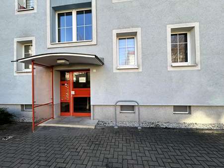Hauseingang - Erdgeschosswohnung in 09126 Chemnitz mit 58m² kaufen