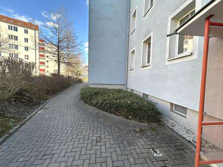 Weg zum Hauseingang - Erdgeschosswohnung in 09126 Chemnitz mit 58m² kaufen