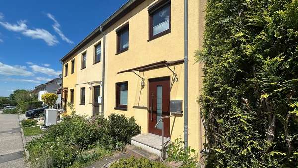 Hauseingang (rechts) - Reihenendhaus in 09212 Limbach-Oberfrohna mit 109m² kaufen