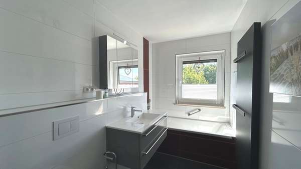 saniertes Badezimmer - Reihenendhaus in 09212 Limbach-Oberfrohna mit 109m² kaufen