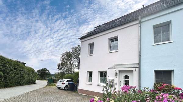 vor dem Haus vor dem Haus - Reihenendhaus in 09439 Amtsberg mit 133m² kaufen