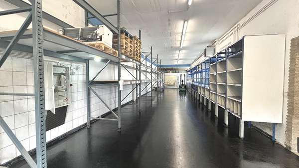 Halle - Halle in 09125 Chemnitz mit 180m² kaufen