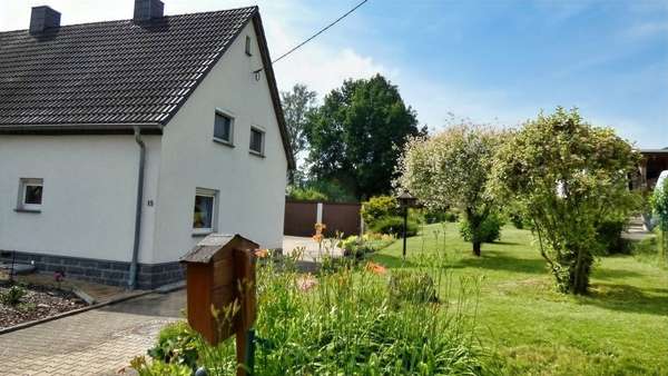 Hausansicht Straßenseite - Doppelhaushälfte in 09337 Hohenstein-Ernstthal mit 70m² kaufen