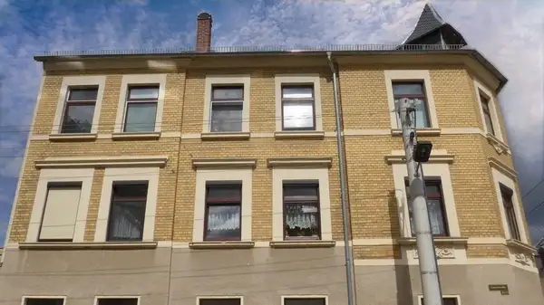 kleines, stilvolles Gebäude mit Garage