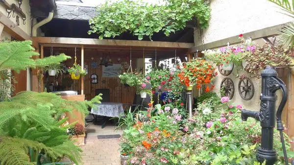 kleines, stilvolles Gebäude mit Garage