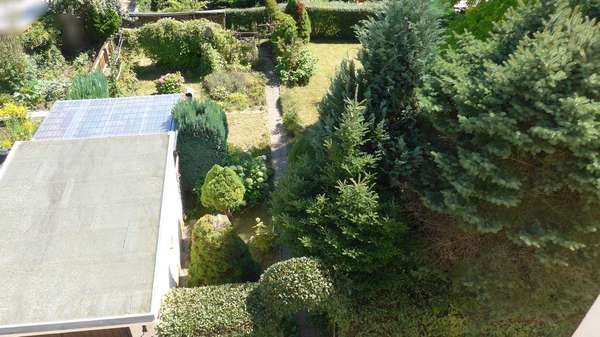 Blick in den Garten - Doppelhaushälfte in 09350 Lichtenstein mit 220m² kaufen