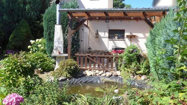 Terrasse und Gartenteich - Doppelhaushälfte in 09350 Lichtenstein mit 220m² kaufen
