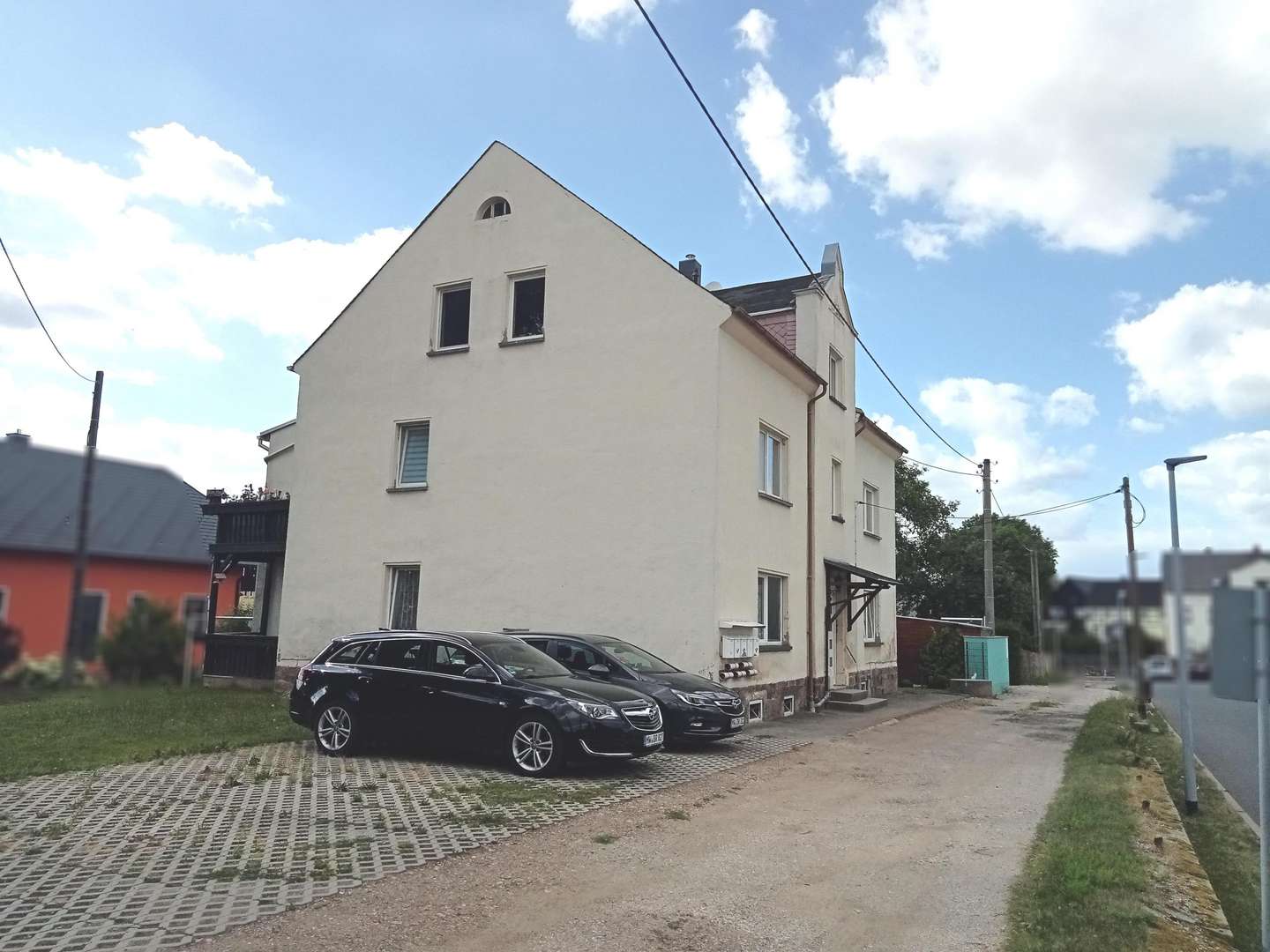 Westansicht mit Straße  - Mehrfamilienhaus in 09306 Erlau mit 305m² als Kapitalanlage kaufen