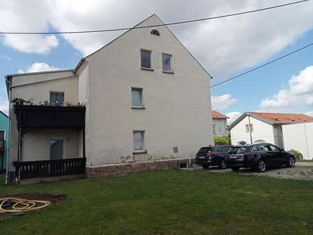 Westgiebel mit Balkonen - Mehrfamilienhaus in 09306 Erlau mit 305m² als Kapitalanlage kaufen