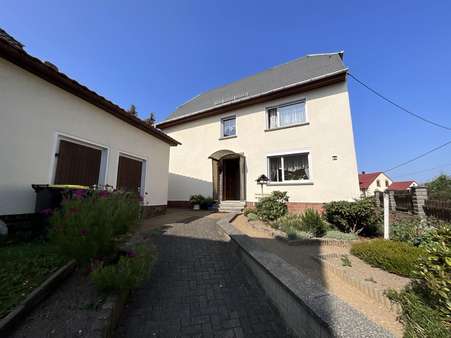 Vorderansicht mit Zuwegung - Einfamilienhaus in 04680 Colditz mit 120m² kaufen