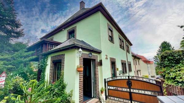 Seitenansicht mit Haustür - Zweifamilienhaus in 09328 Lunzenau mit 210m² kaufen