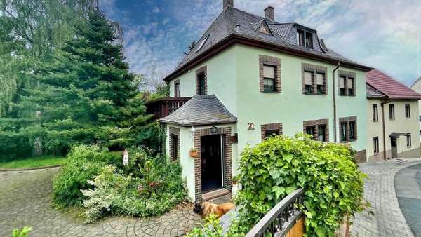 Straßenansicht mit Eingangsbereich - Zweifamilienhaus in 09328 Lunzenau mit 210m² kaufen