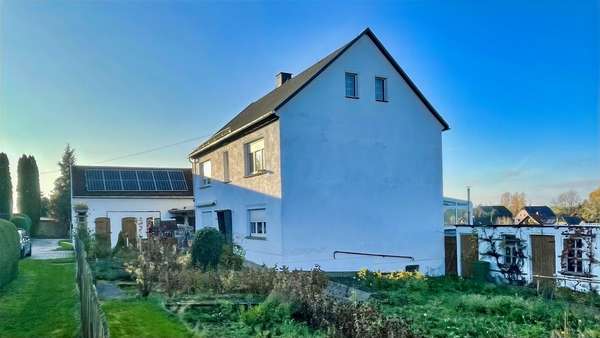 Giebelansicht mit Garten - Einfamilienhaus in 09244 Lichtenau mit 160m² kaufen