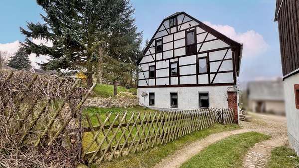 Giebel Wohnhaus und Zufahrt - Bauernhaus in 09648 Mittweida mit 100m² kaufen