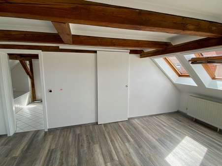 Wohnzimmer mit Blick zum Bad Wohnzimmer mit Blick zum Bad - Dachgeschosswohnung in 09599 Freiberg mit 49m² mieten