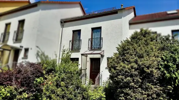 Solides Reihenhaus mit Garten und Balkon