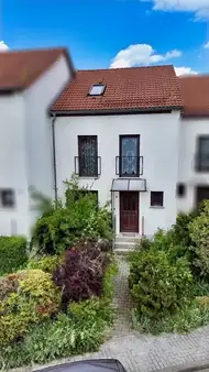 Solides Reihenhaus mit Garten und Balkon